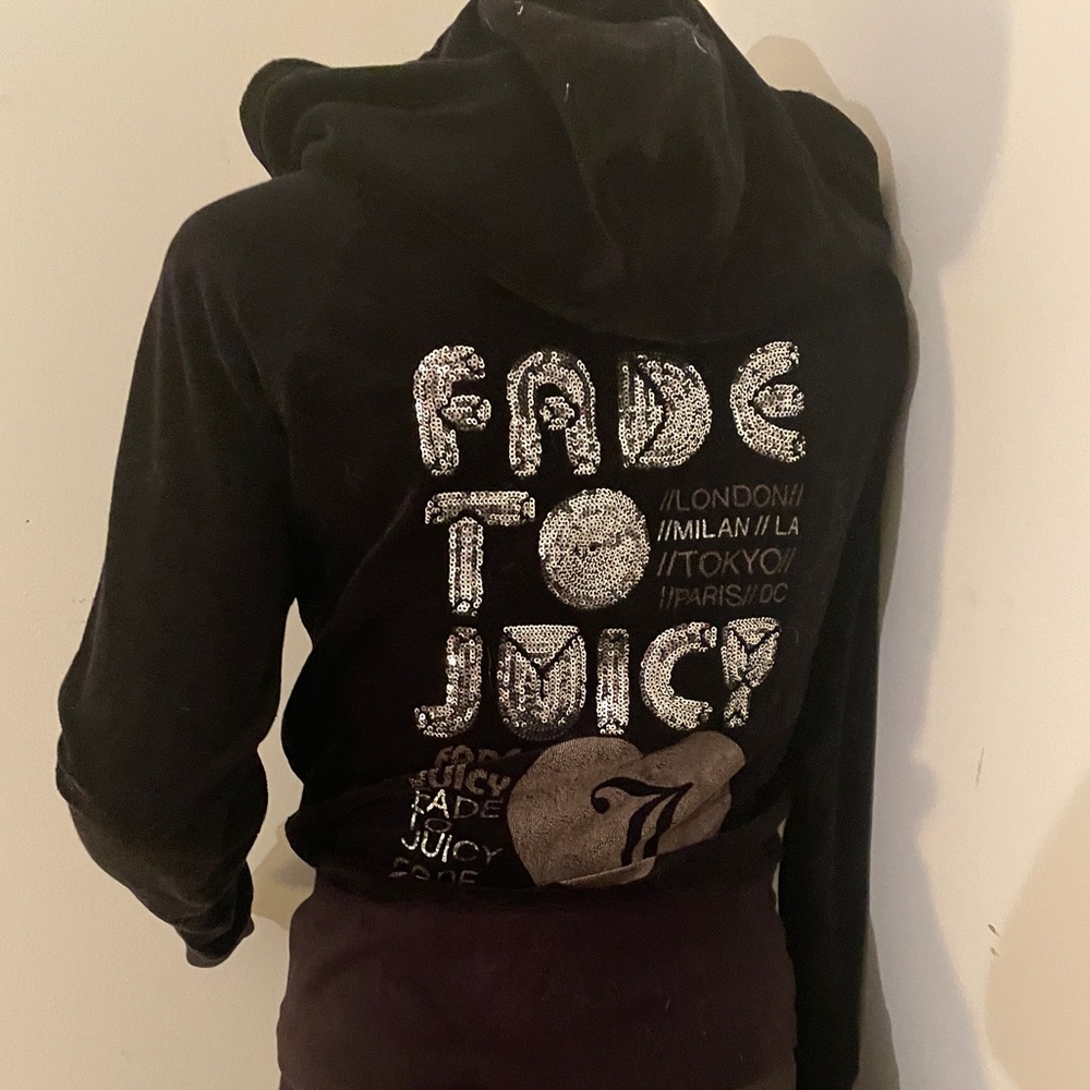 This authentic juicy couture terry blk hoodie w silver writing and zipper.